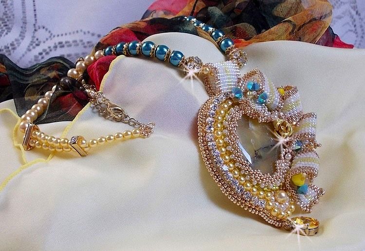 Haute-Couture Sunflower Gold hanger geborduurd met 24 karaats vergulde rocailles, een Madagaskar opaal en Swarovski kristallen.