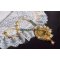 Haute-Couture Sunflower Gold hanger geborduurd met 24 karaats vergulde rocailles, een Madagaskar opaal en Swarovski kristallen.