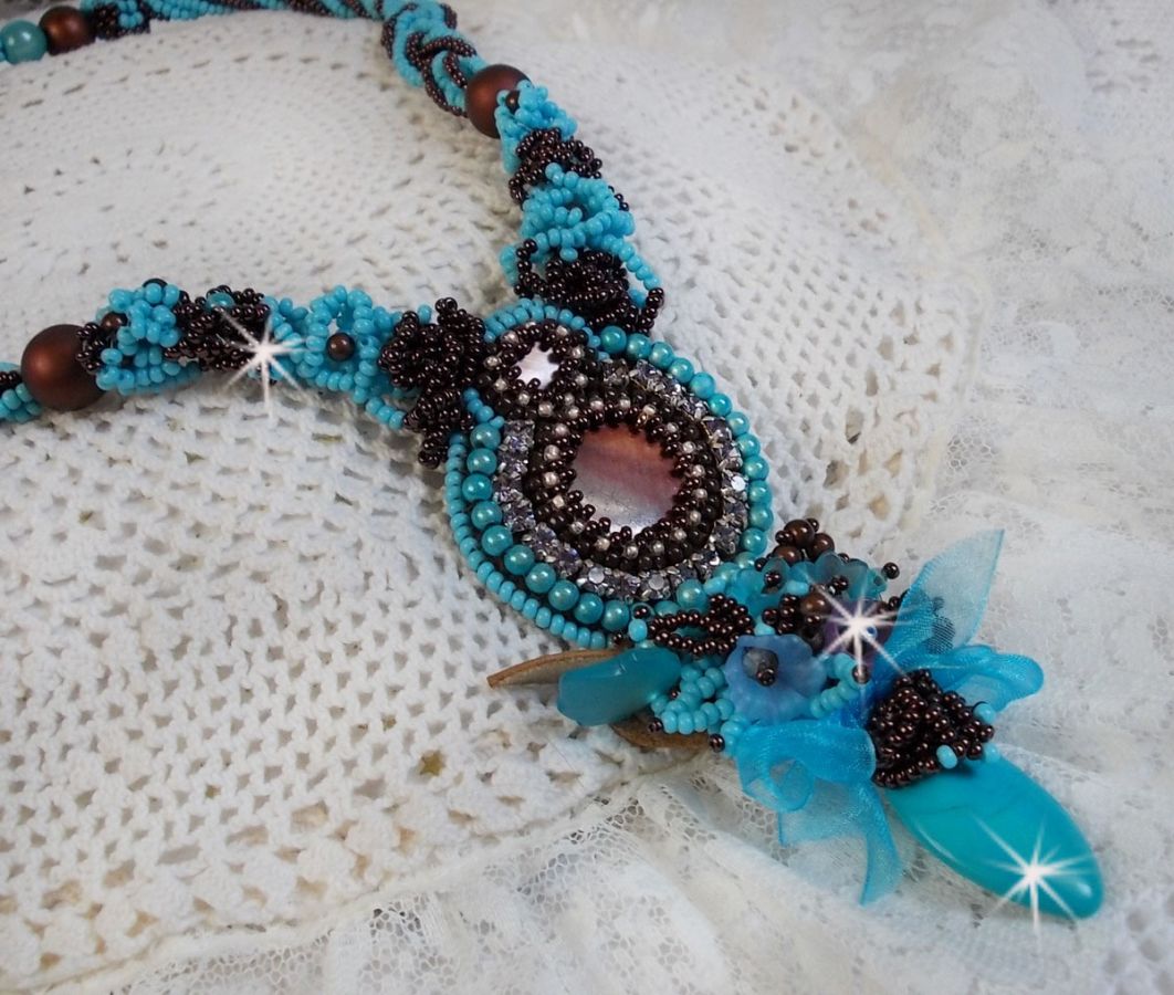 Haute-Couture Turquoise halsketting geborduurd met Swarovski-kristallen en halfedelstenen