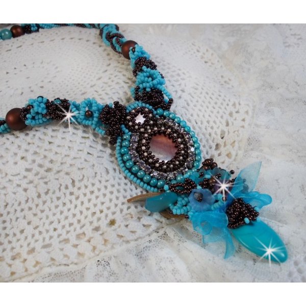 Haute-Couture Turquoise halsketting geborduurd met Swarovski-kristallen en halfedelstenen
