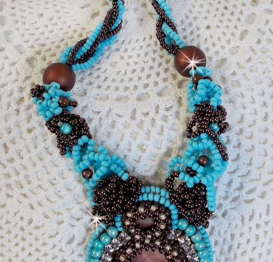 Haute-Couture Turquoise halsketting geborduurd met Swarovski-kristallen en halfedelstenen