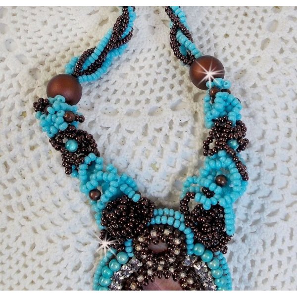 Haute-Couture Turquoise halsketting geborduurd met Swarovski-kristallen en halfedelstenen