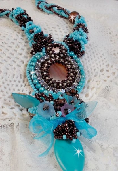 Haute-Couture Turquoise halsketting geborduurd met Swarovski-kristallen en halfedelstenen