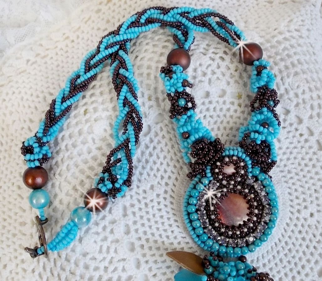 Haute-Couture Turquoise halsketting geborduurd met Swarovski-kristallen en halfedelstenen