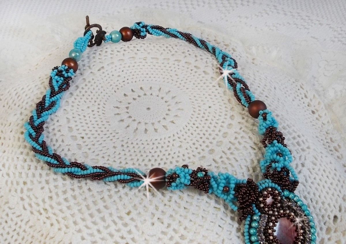 Haute-Couture Turquoise halsketting geborduurd met Swarovski-kristallen en halfedelstenen