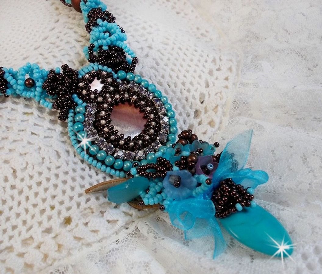 Haute-Couture Turquoise halsketting geborduurd met Swarovski-kristallen en halfedelstenen