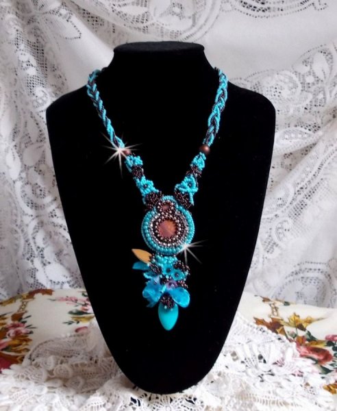 Haute-Couture Turquoise halsketting geborduurd met Swarovski-kristallen en halfedelstenen