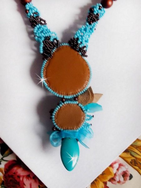 Haute-Couture Turquoise halsketting geborduurd met Swarovski-kristallen en halfedelstenen