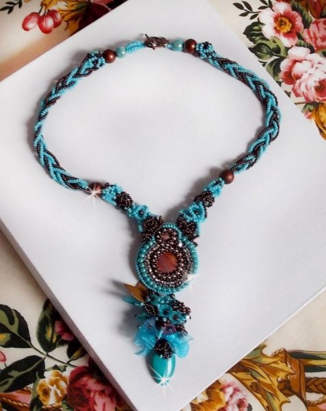 Haute-Couture Turquoise halsketting geborduurd met Swarovski-kristallen en halfedelstenen