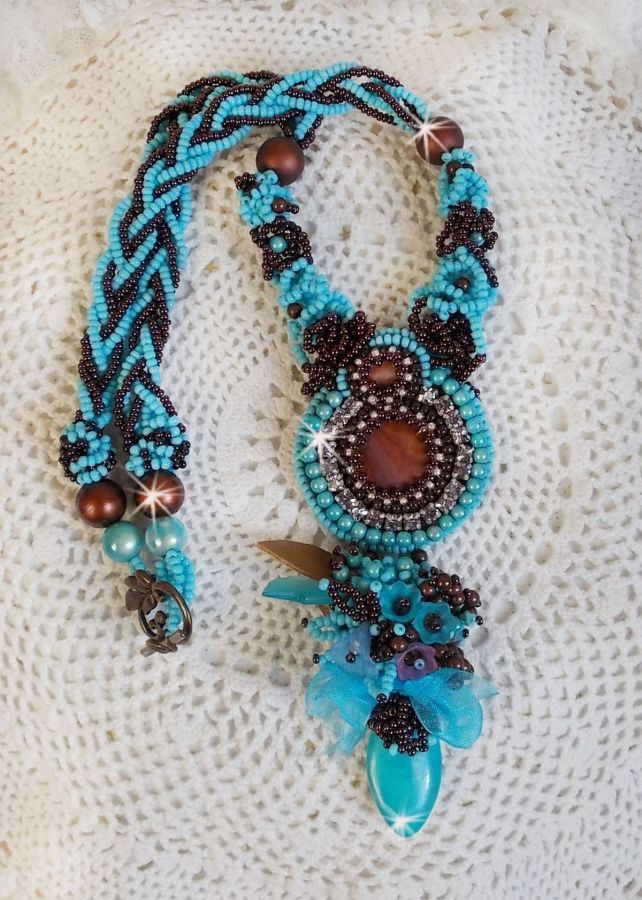 Haute-Couture Turquoise halsketting geborduurd met Swarovski-kristallen en halfedelstenen