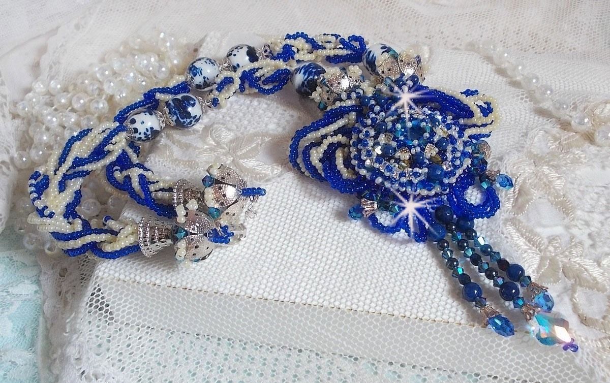 Lotusbloemen ketting geborduurd met Capri Blauw/Witte Venetiaanse parels en Swarovski kristallen