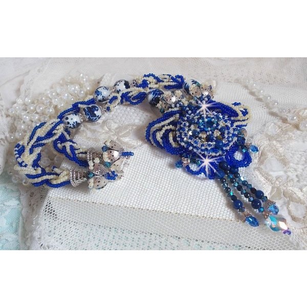 Lotusbloemen ketting geborduurd met Capri Blauw/Witte Venetiaanse parels en Swarovski kristallen