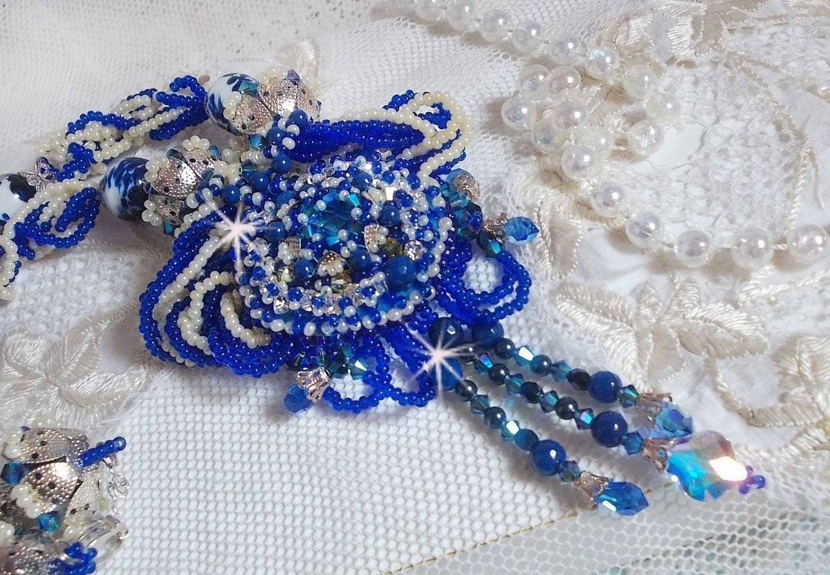 Lotusbloemen ketting geborduurd met Capri Blauw/Witte Venetiaanse parels en Swarovski kristallen
