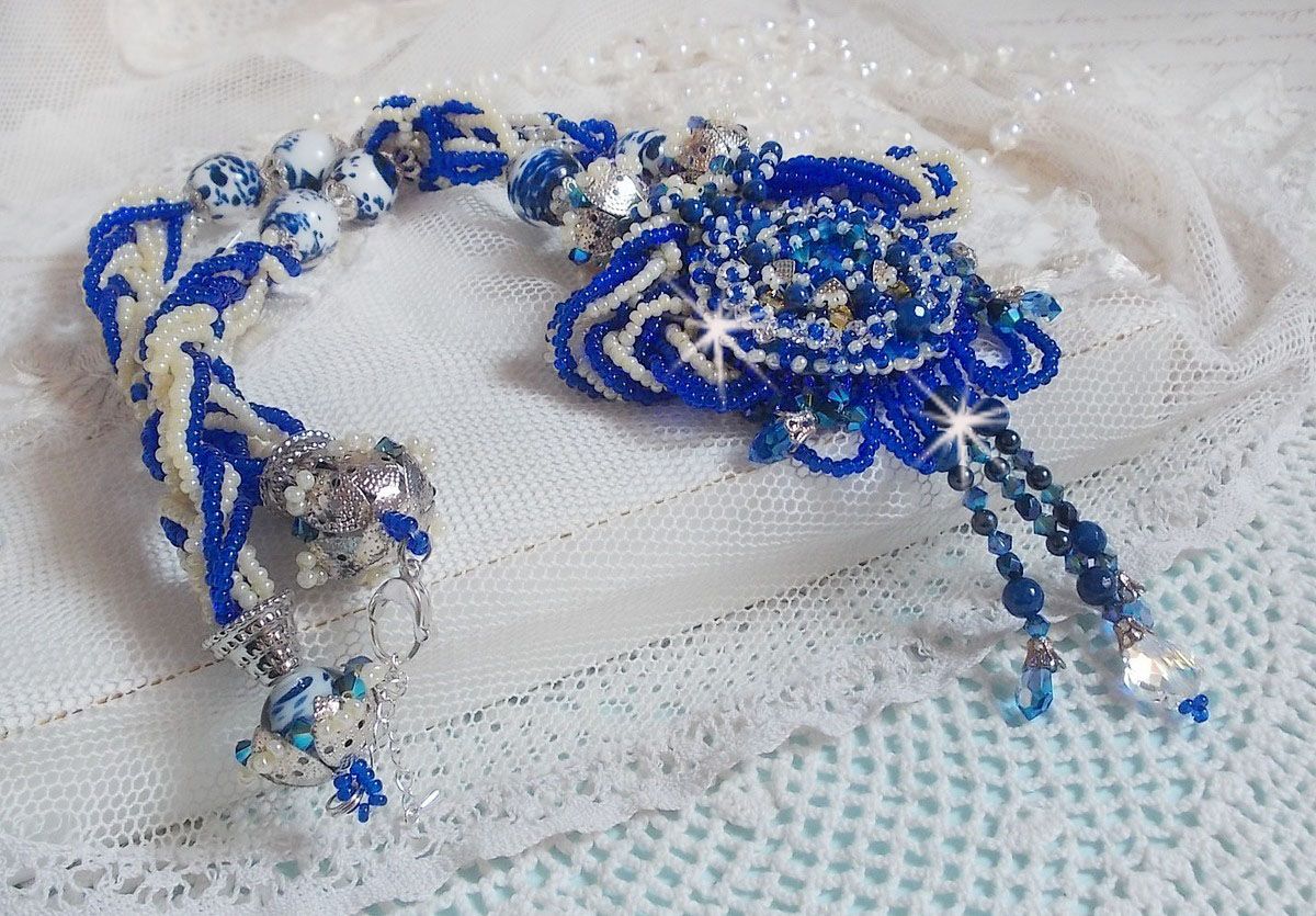 Lotusbloemen ketting geborduurd met Capri Blauw/Witte Venetiaanse parels en Swarovski kristallen