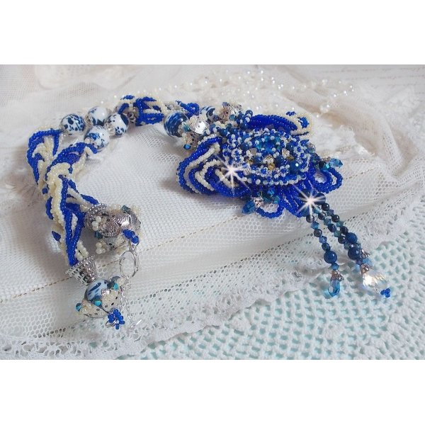 Lotusbloemen ketting geborduurd met Capri Blauw/Witte Venetiaanse parels en Swarovski kristallen