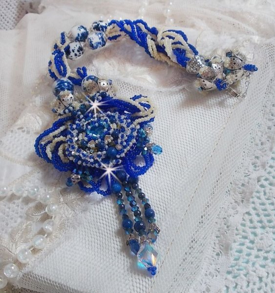 Lotusbloemen ketting geborduurd met Capri Blauw/Witte Venetiaanse parels en Swarovski kristallen
