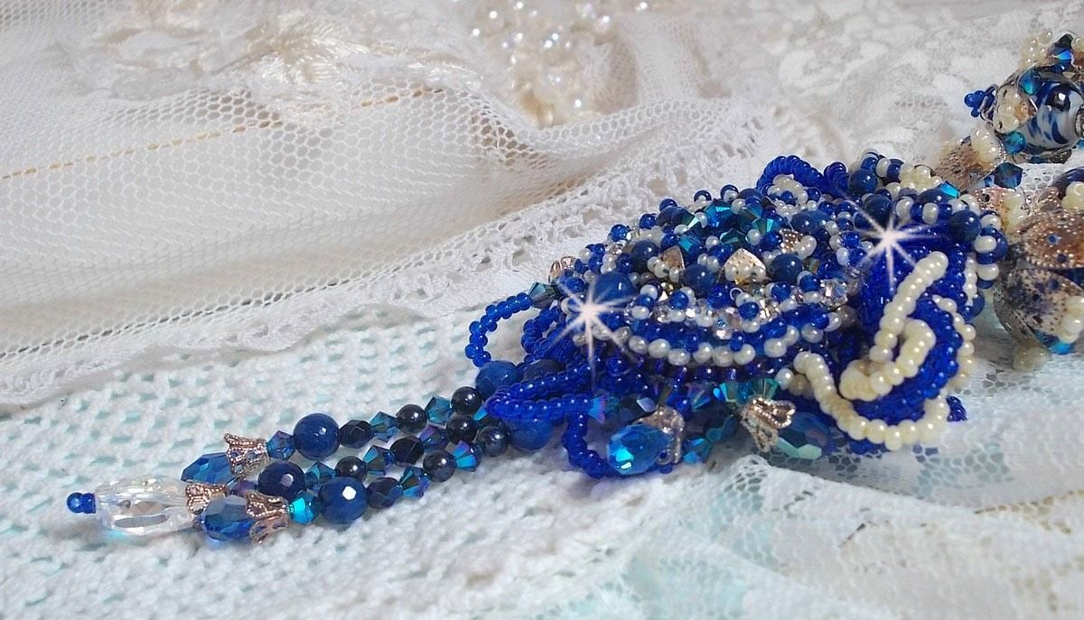 Lotusbloemen ketting geborduurd met Capri Blauw/Witte Venetiaanse parels en Swarovski kristallen