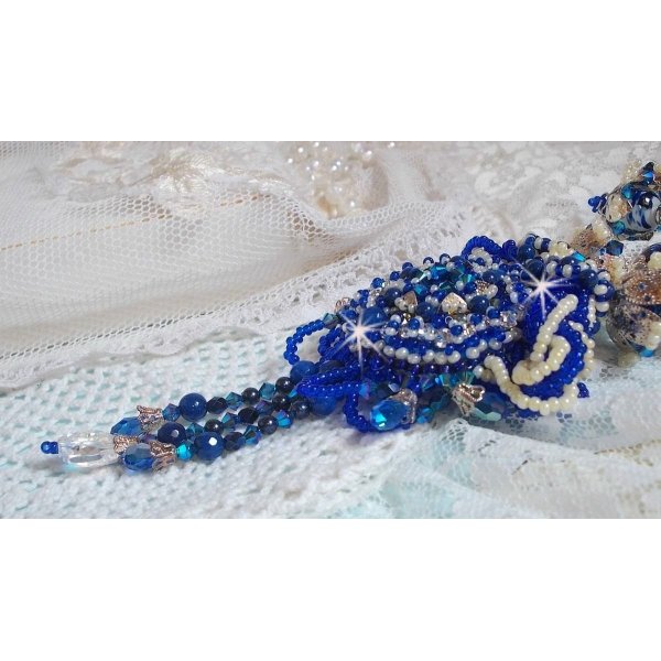 Lotusbloemen ketting geborduurd met Capri Blauw/Witte Venetiaanse parels en Swarovski kristallen