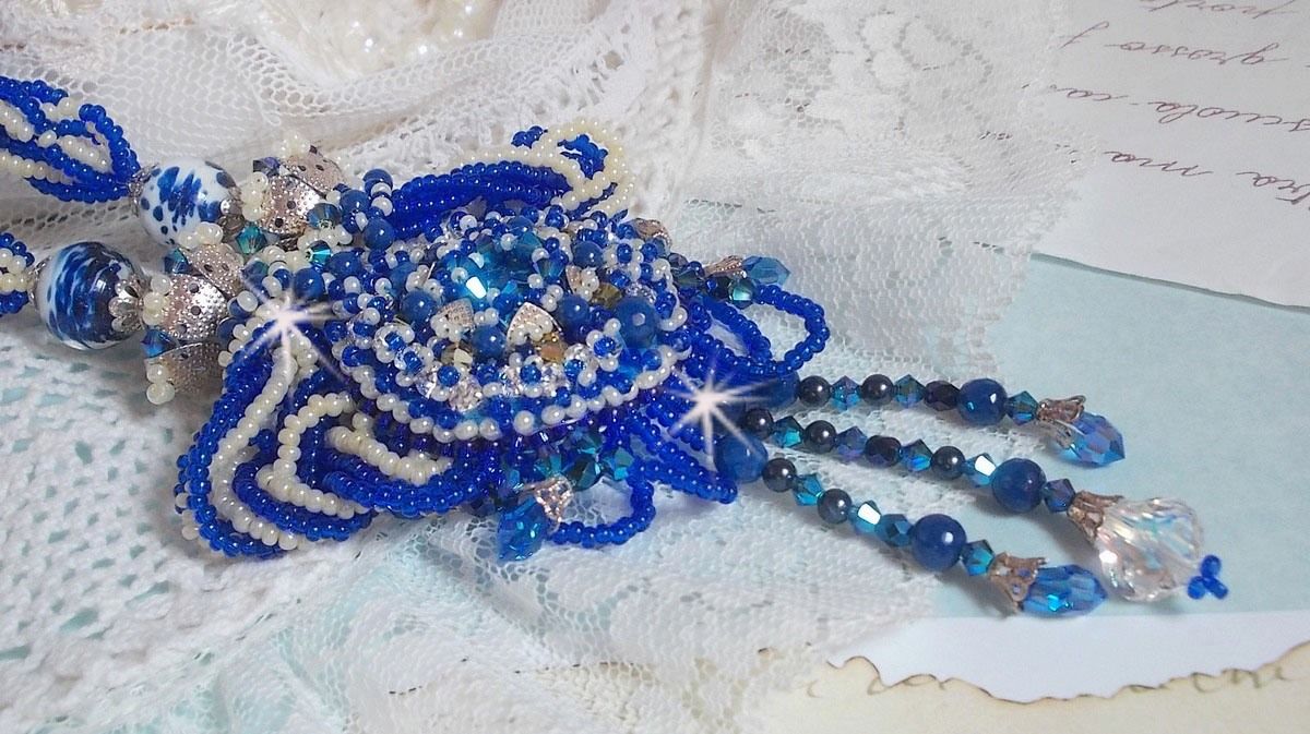 Lotusbloemen ketting geborduurd met Capri Blauw/Witte Venetiaanse parels en Swarovski kristallen