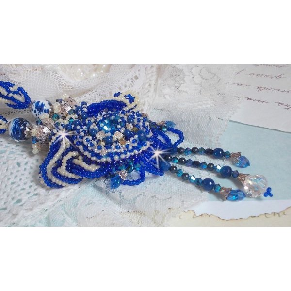 Lotusbloemen ketting geborduurd met Capri Blauw/Witte Venetiaanse parels en Swarovski kristallen