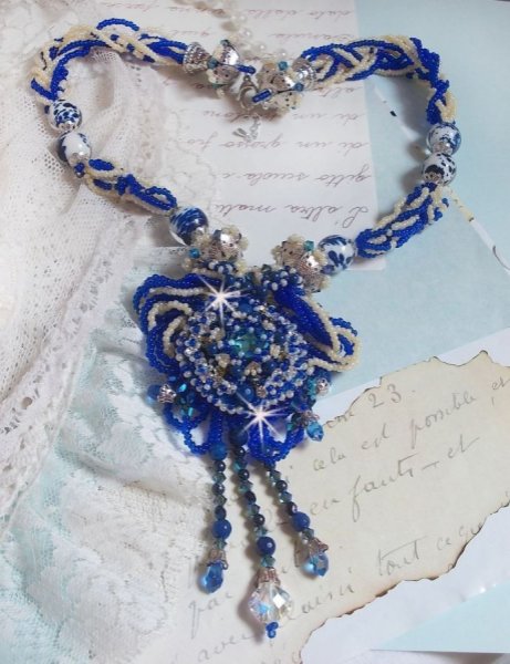 Lotusbloemen ketting geborduurd met Capri Blauw/Witte Venetiaanse parels en Swarovski kristallen