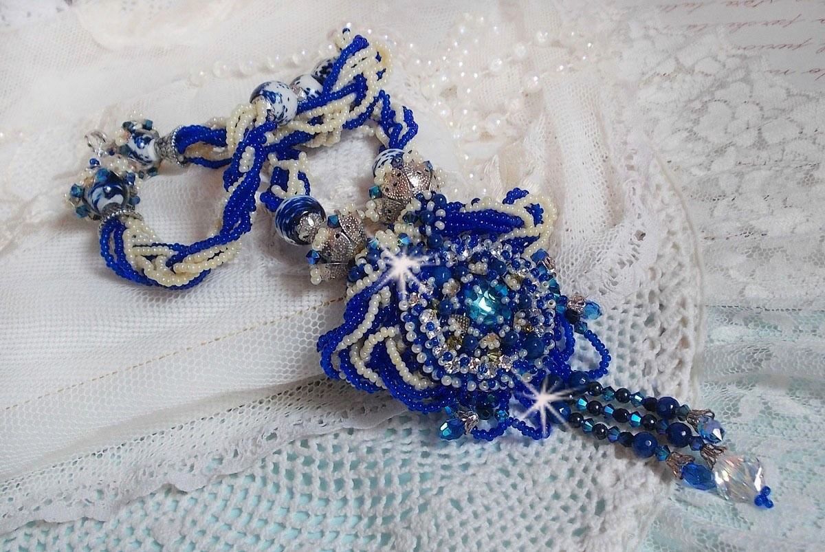 Lotusbloemen ketting geborduurd met Capri Blauw/Witte Venetiaanse parels en Swarovski kristallen