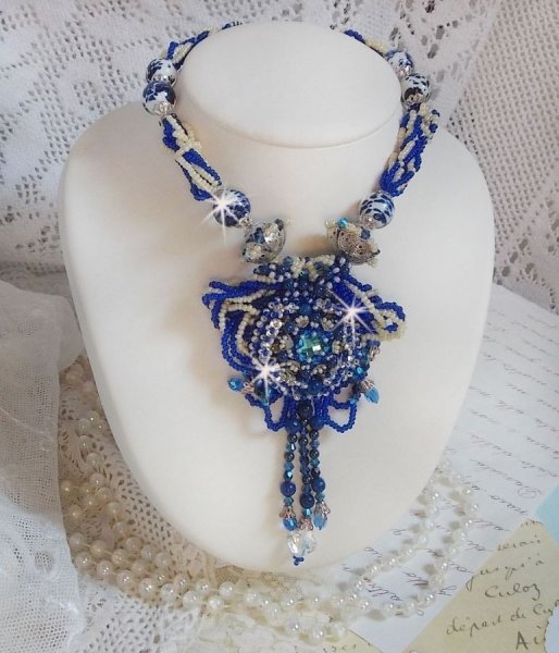 Lotusbloemen ketting geborduurd met Capri Blauw/Witte Venetiaanse parels en Swarovski kristallen