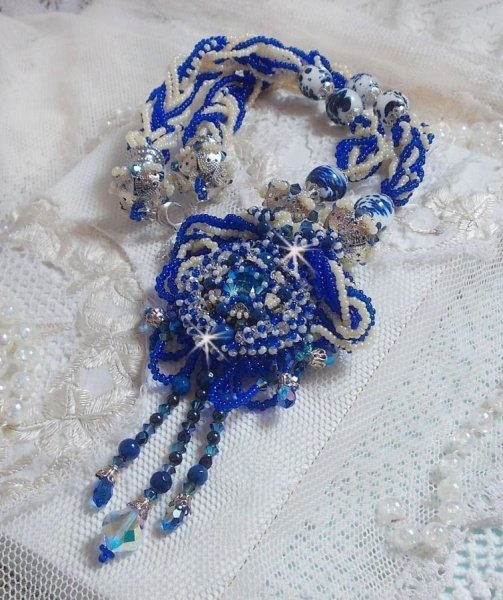 Lotusbloemen ketting geborduurd met Capri Blauw/Witte Venetiaanse parels en Swarovski kristallen