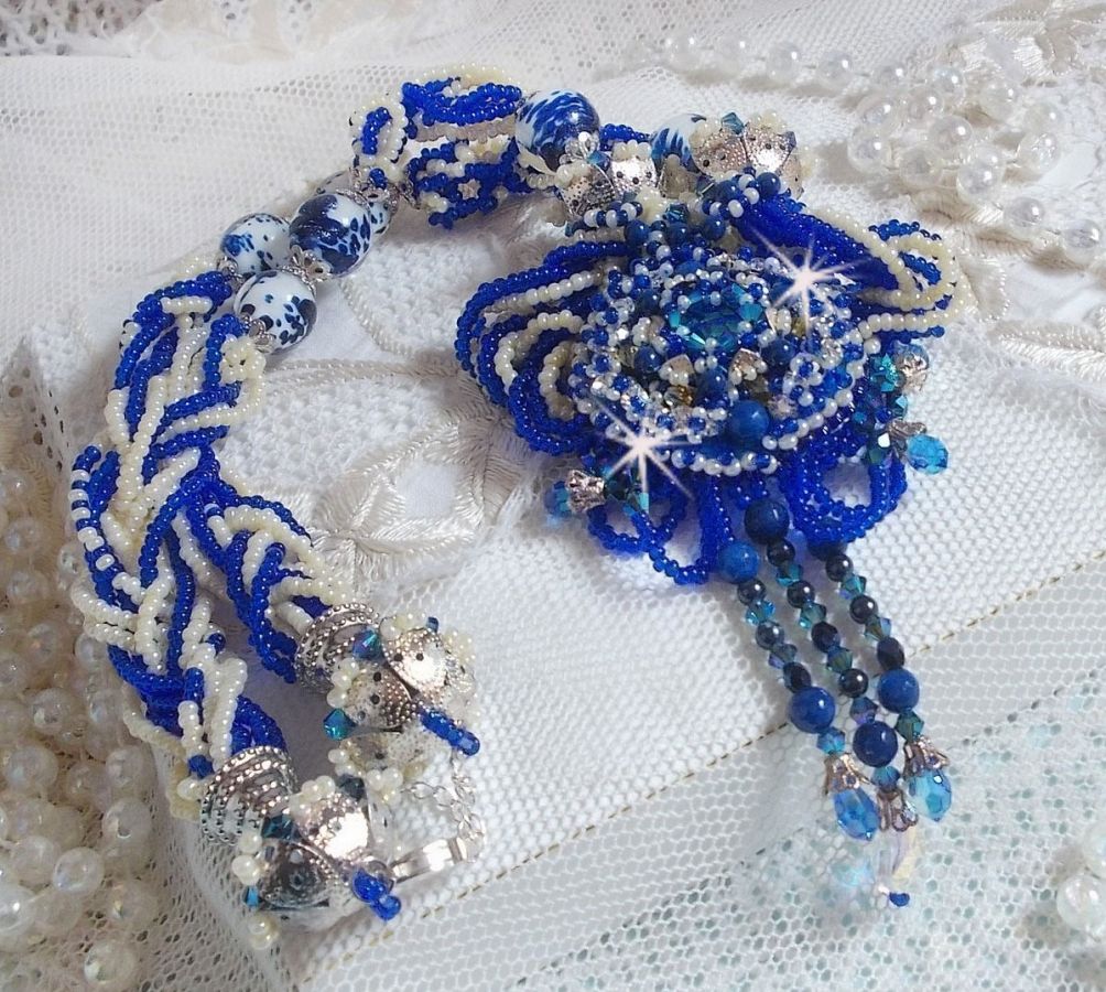 Lotusbloemen ketting geborduurd met Capri Blauw/Witte Venetiaanse parels en Swarovski kristallen