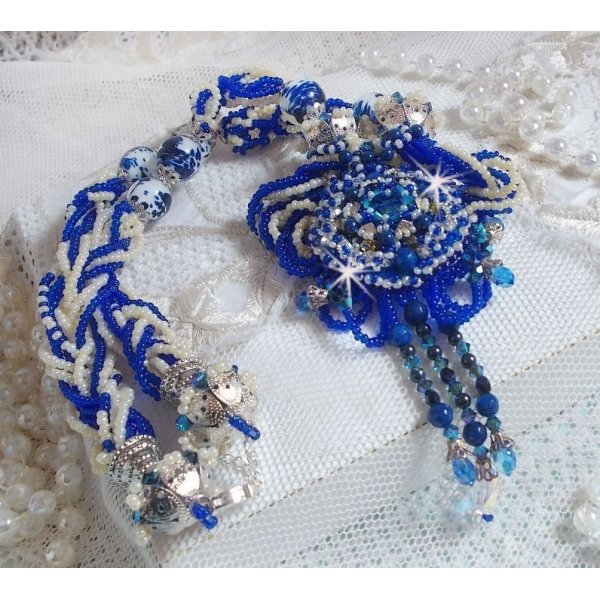 Lotusbloemen ketting geborduurd met Capri Blauw/Witte Venetiaanse parels en Swarovski kristallen