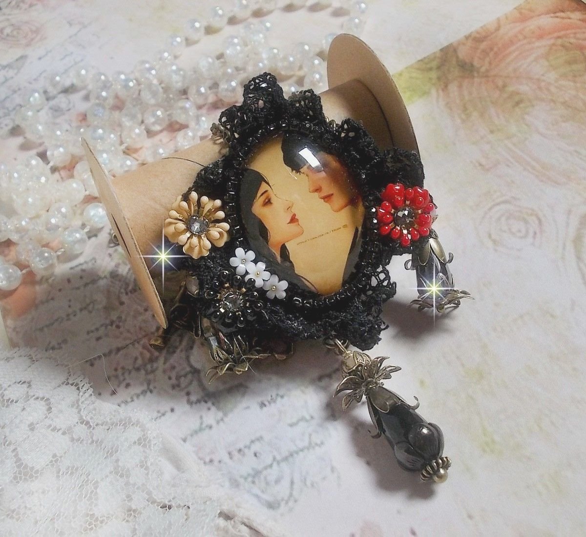 Love Romance ketting gemaakt met kristallen, een ovale cabochon die twee vrouwen voorstelt, kwarts, hematiet, vergulde parels en andere accessoires.