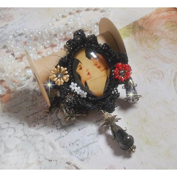 Love Romance ketting gemaakt met kristallen, een ovale cabochon die twee vrouwen voorstelt, kwarts, hematiet, vergulde parels en andere accessoires.