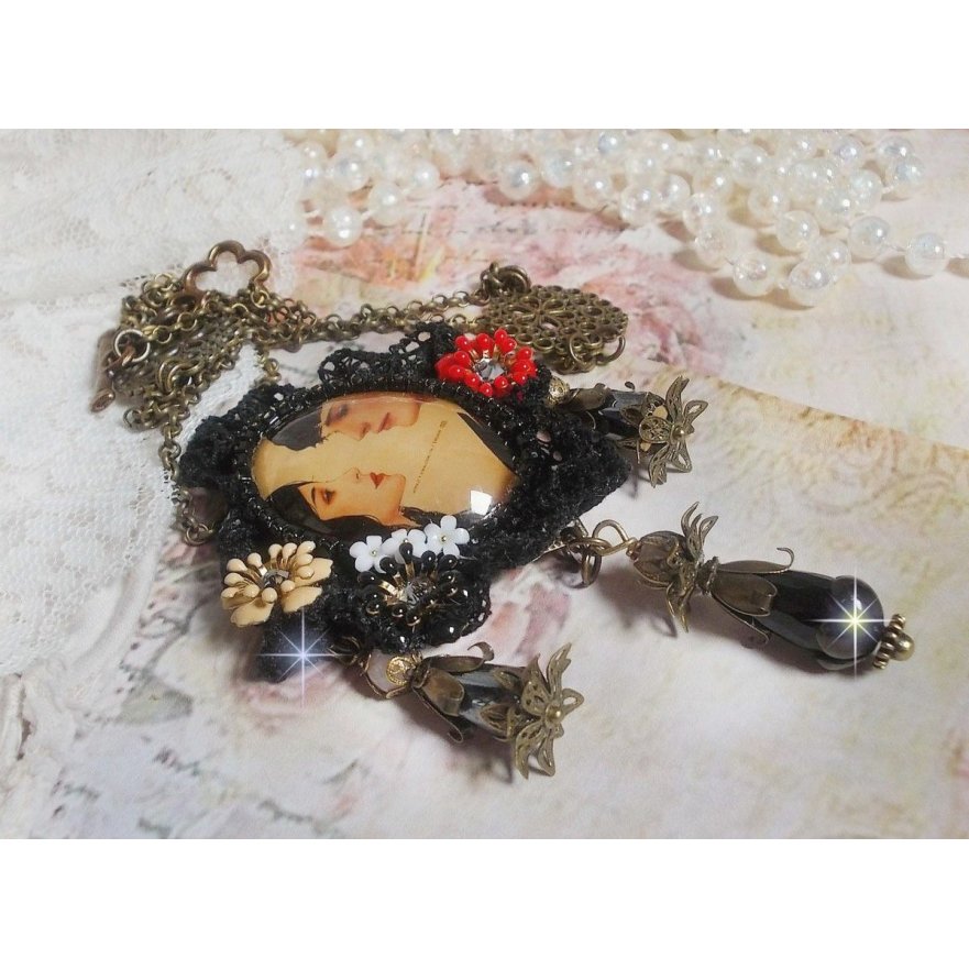 Love Romance ketting gemaakt met kristallen, een ovale cabochon die twee vrouwen voorstelt, kwarts, hematiet, vergulde parels en andere accessoires.
