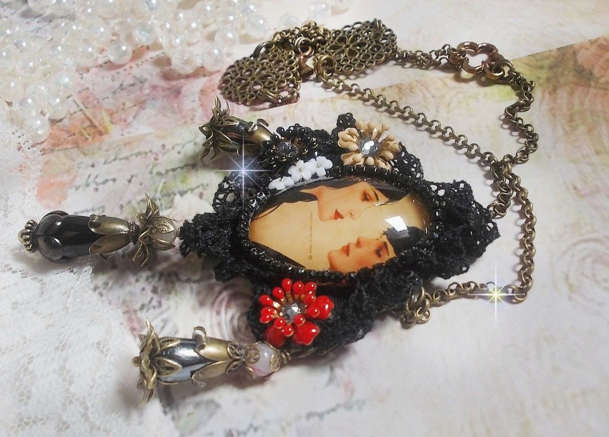 Love Romance ketting gemaakt met kristallen, een ovale cabochon die twee vrouwen voorstelt, kwarts, hematiet, vergulde parels en andere accessoires.