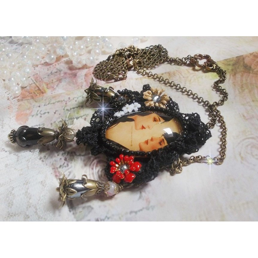 Love Romance ketting gemaakt met kristallen, een ovale cabochon die twee vrouwen voorstelt, kwarts, hematiet, vergulde parels en andere accessoires.