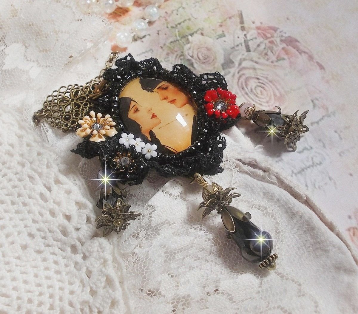 Love Romance ketting gemaakt met kristallen, een ovale cabochon die twee vrouwen voorstelt, kwarts, hematiet, vergulde parels en andere accessoires.