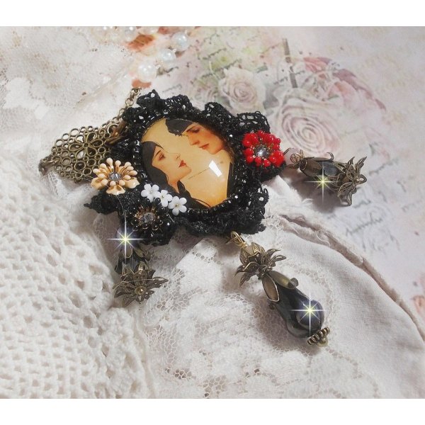 Love Romance ketting gemaakt met kristallen, een ovale cabochon die twee vrouwen voorstelt, kwarts, hematiet, vergulde parels en andere accessoires.