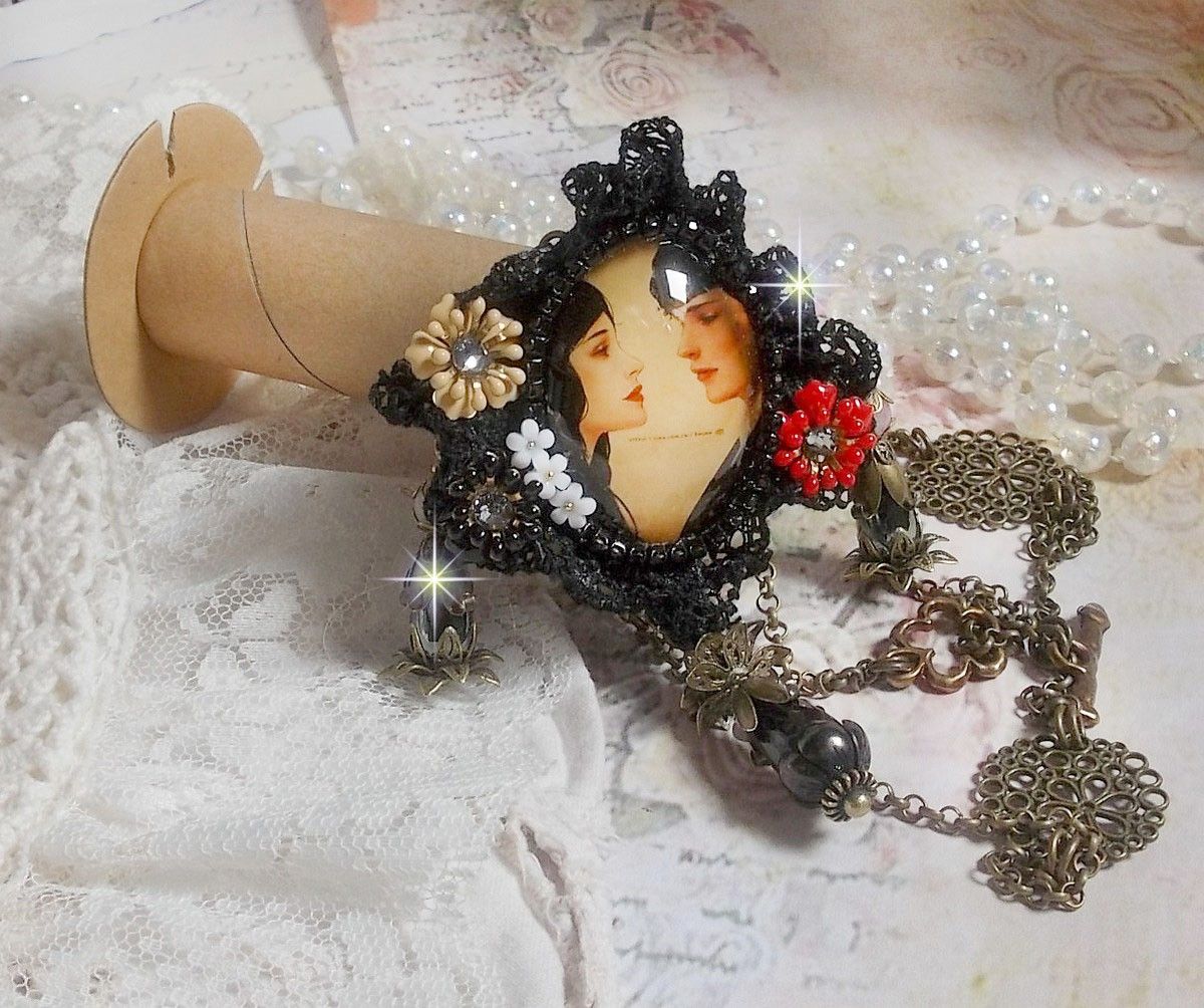 Love Romance ketting gemaakt met kristallen, een ovale cabochon die twee vrouwen voorstelt, kwarts, hematiet, vergulde parels en andere accessoires.