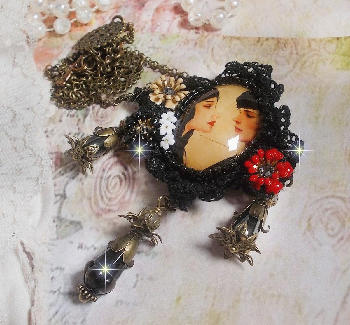 Love Romance ketting gemaakt met kristallen, een ovale cabochon die twee vrouwen voorstelt, kwarts, hematiet, vergulde parels en andere accessoires.