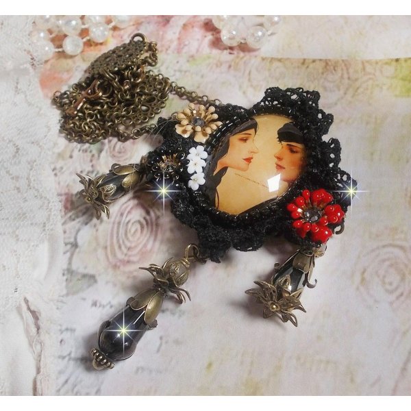 Love Romance ketting gemaakt met kristallen, een ovale cabochon die twee vrouwen voorstelt, kwarts, hematiet, vergulde parels en andere accessoires.