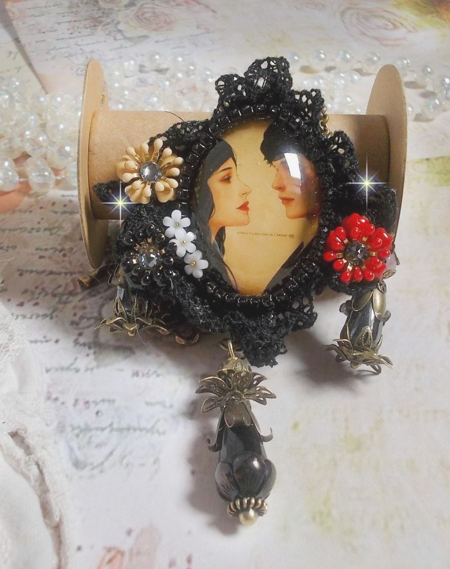Love Romance ketting gemaakt met kristallen, een ovale cabochon die twee vrouwen voorstelt, kwarts, hematiet, vergulde parels en andere accessoires.