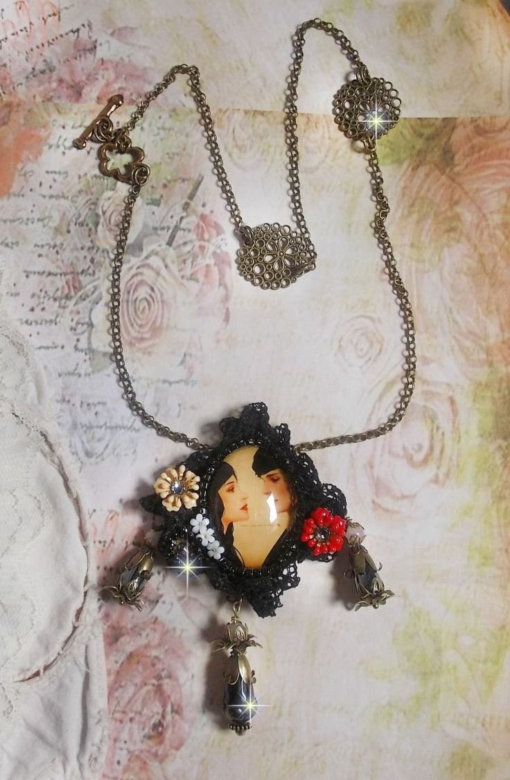 Love Romance ketting gemaakt met kristallen, een ovale cabochon die twee vrouwen voorstelt, kwarts, hematiet, vergulde parels en andere accessoires.