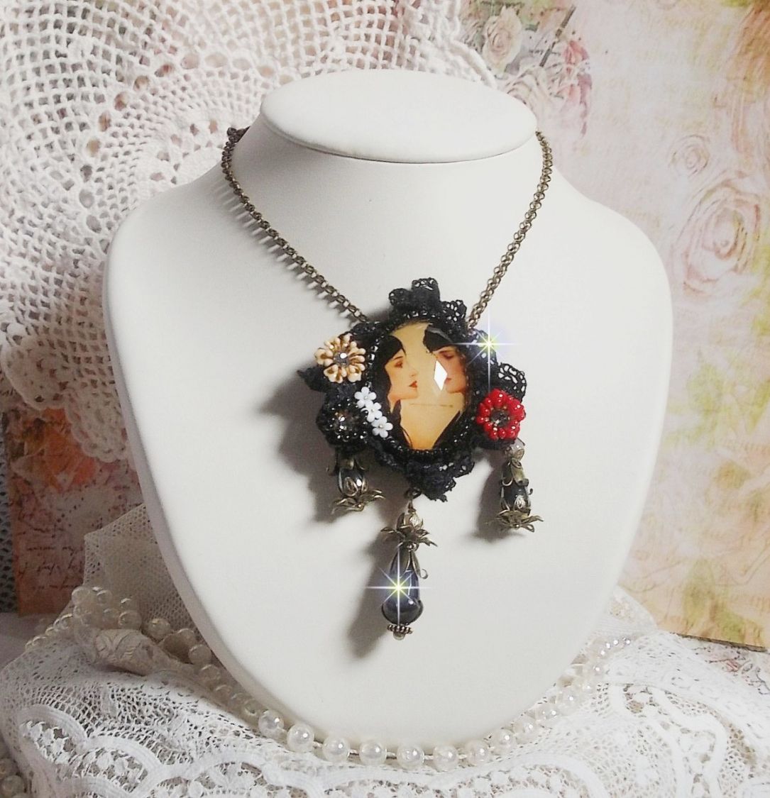 Love Romance ketting gemaakt met kristallen, een ovale cabochon die twee vrouwen voorstelt, kwarts, hematiet, vergulde parels en andere accessoires.
