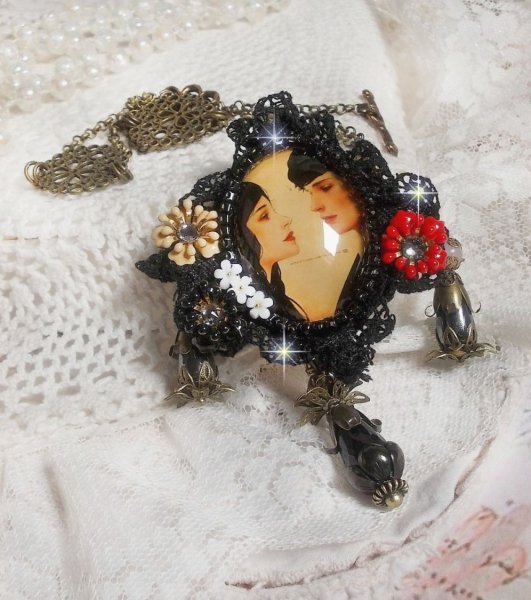 Love Romance ketting gemaakt met kristallen, een ovale cabochon die twee vrouwen voorstelt, kwarts, hematiet, vergulde parels en andere accessoires.