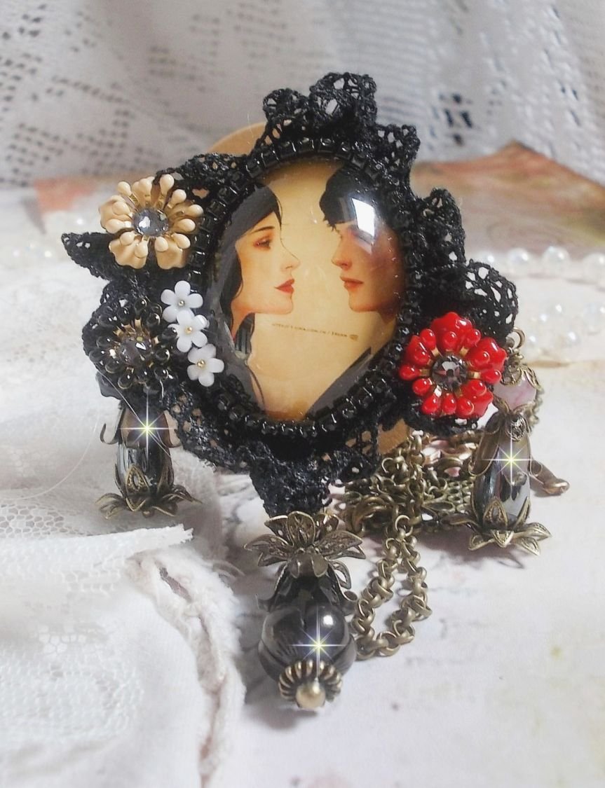 Love Romance ketting gemaakt met kristallen, een ovale cabochon die twee vrouwen voorstelt, kwarts, hematiet, vergulde parels en andere accessoires.
