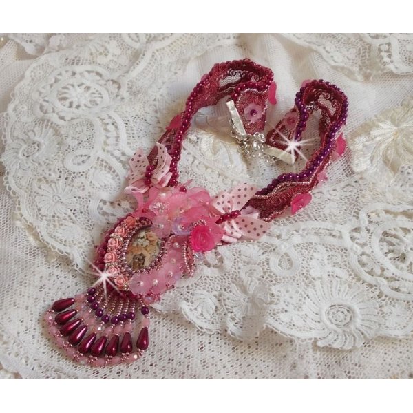 Collier Magnolia avec une dentelle bordeaux tr&egrave;s fine avec des cristaux de Swarovski
