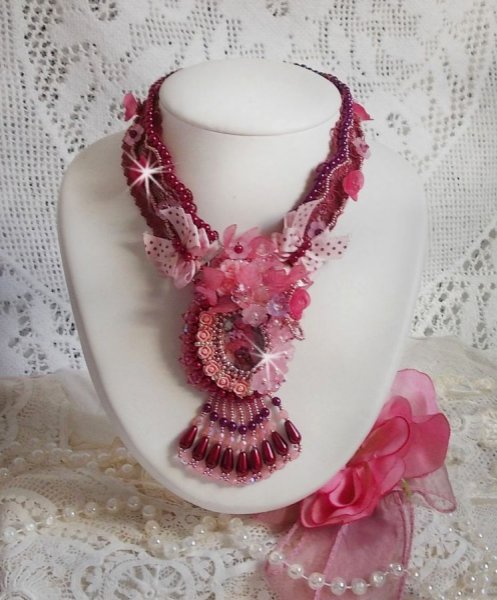 Collier Magnolia avec une dentelle bordeaux tr&egrave;s fine avec des cristaux de Swarovski