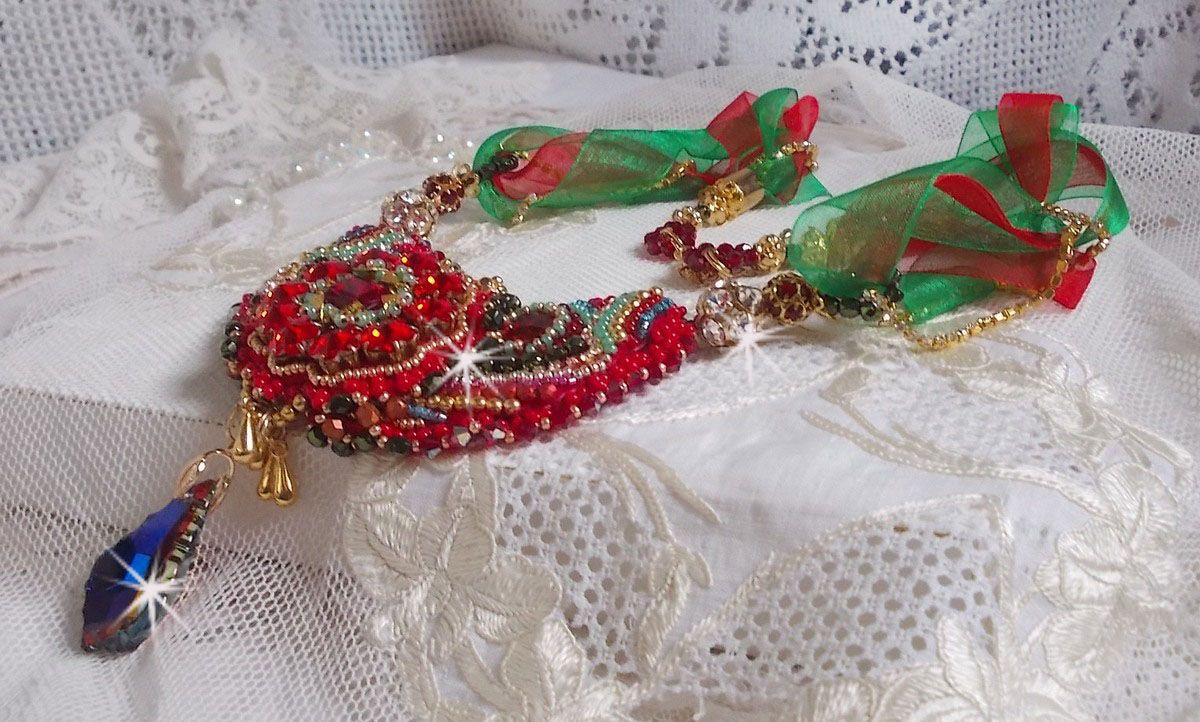 Mia Haute-Couture Barok/Vintage halsketting geborduurd met Swarovski kristallen, verguld, diverse kwaliteitskralen