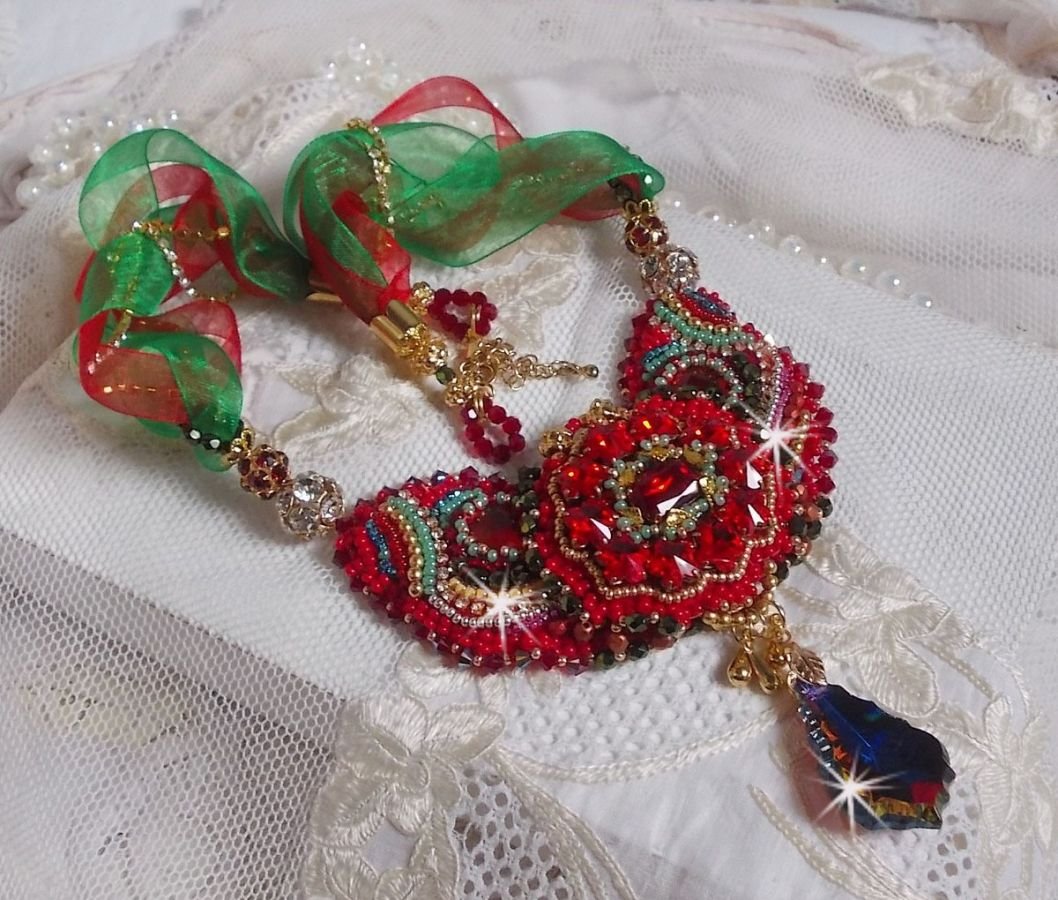 Mia Haute-Couture Barok/Vintage halsketting geborduurd met Swarovski kristallen, verguld, diverse kwaliteitskralen