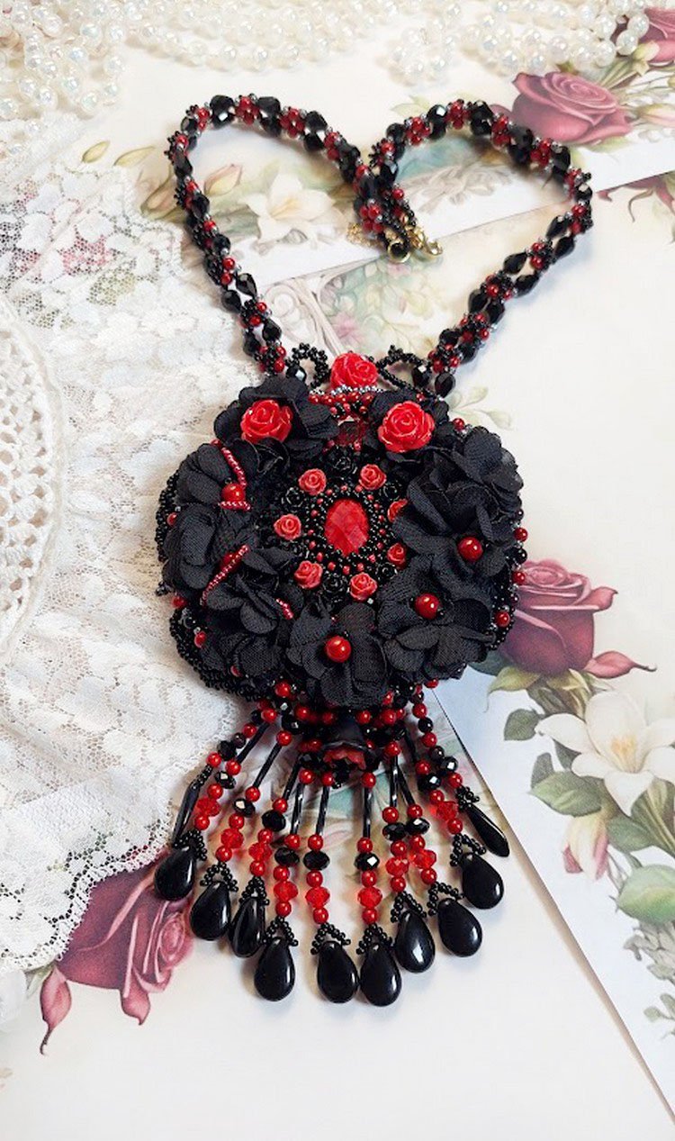 Middernacht in Parijs ketting geborduurd met Swarovski kristallen, hars rozen, rocailles en zwarte dolken